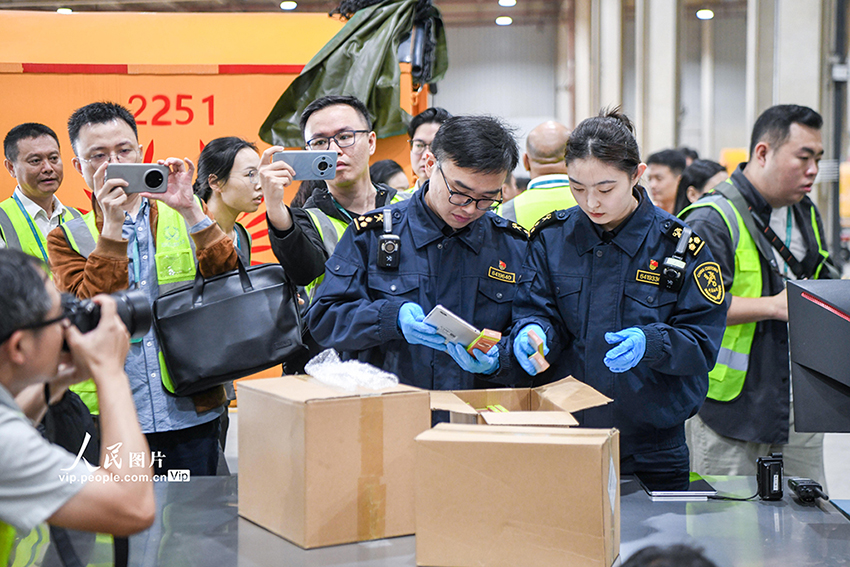 Хайнаньдағы кедендік операцияның бірінші күні: Хайкоу Мейлань әуежайы аралдан тарифсыз тауарлардың бірінші партиясын шығарды