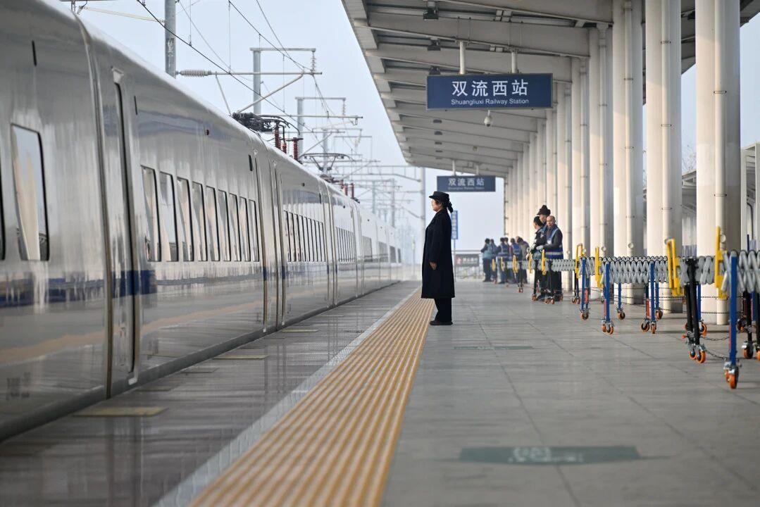 «Орындықсыз» жоғары жылдамдықты арнайы пойыз Қытайдың оңтүстік-батысындағы логистиканы дамытты