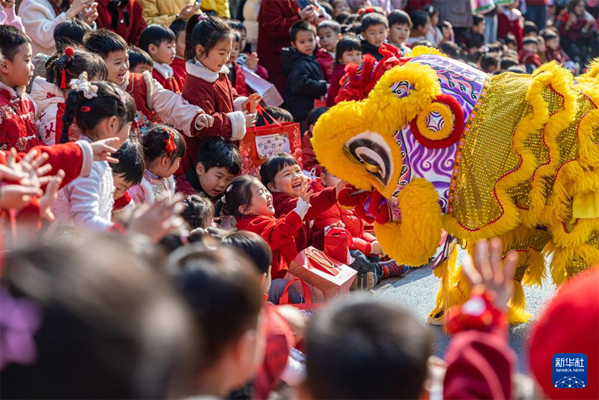 Мектеп аулалары түрлі іс-шаралармен жаңа жылды қарсы алды