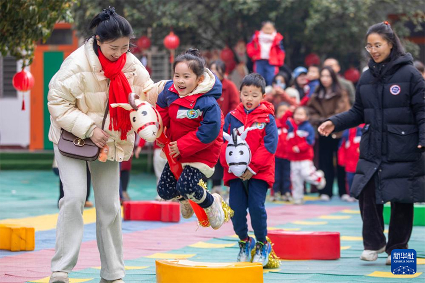 Мектеп аулалары түрлі іс-шаралармен жаңа жылды қарсы алды