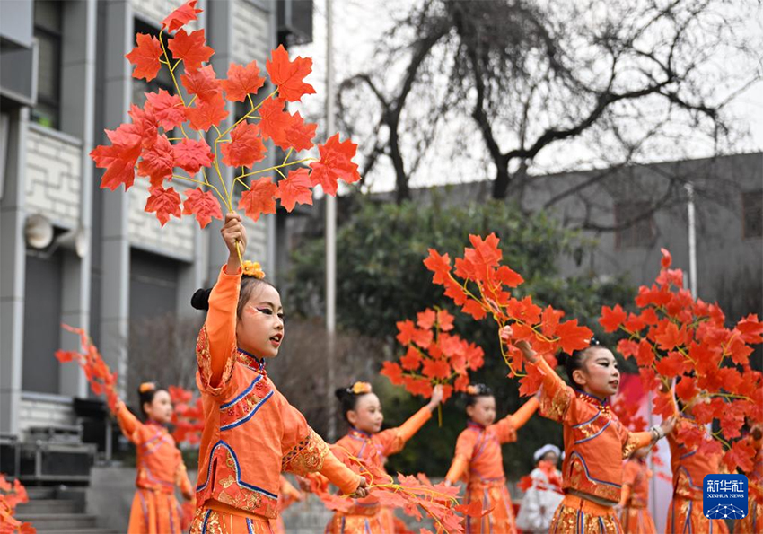 Мектеп аулалары түрлі іс-шаралармен жаңа жылды қарсы алды