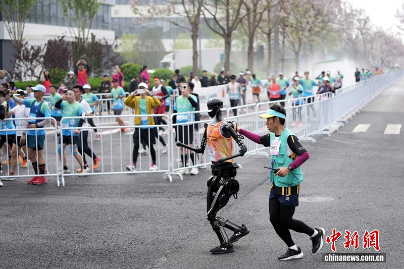 2025 гуманоидты роботтардың жылы болды: ойын қойды, спортқа қатысты, пікірталасқа түсті