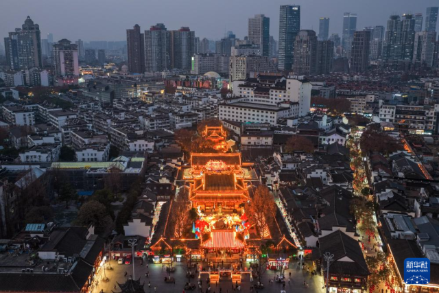 Цзянсу өлкесінің Нанкин қаласында шамдар жағылып, жаңа жыл тойланды