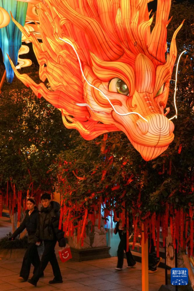 Цзянсу өлкесінің Нанкин қаласында шамдар жағылып, жаңа жыл тойланды