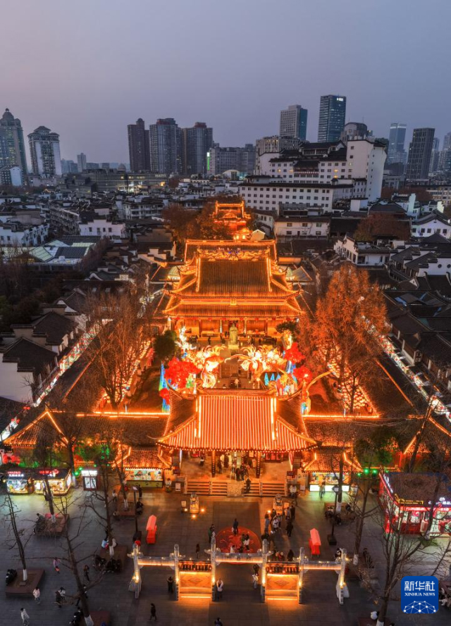 Цзянсу өлкесінің Нанкин қаласында шамдар жағылып, жаңа жыл тойланды