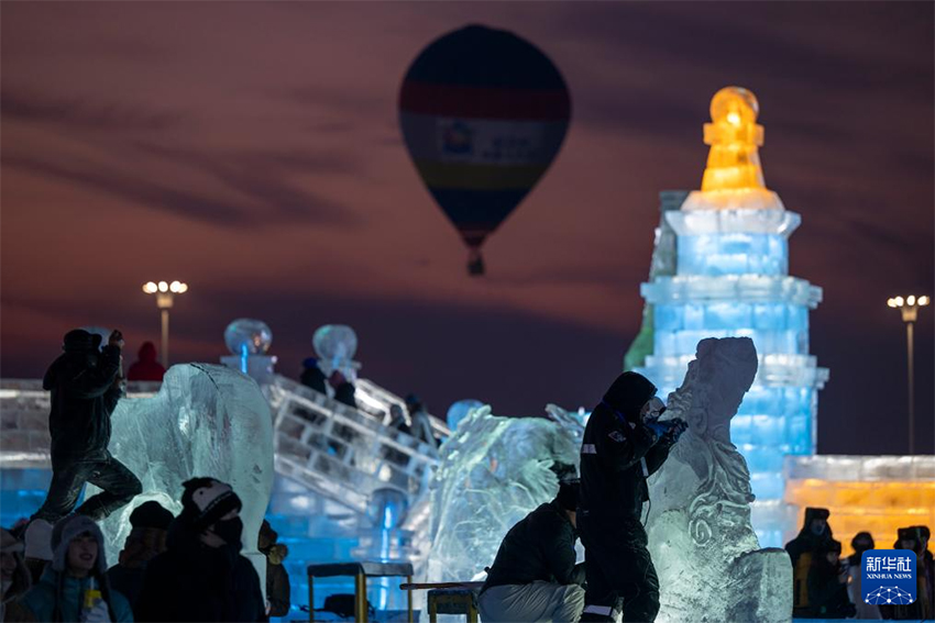Он екі елдің мұз мүсіншілері «Мұз қаласында» шеберліктерін көрсетті