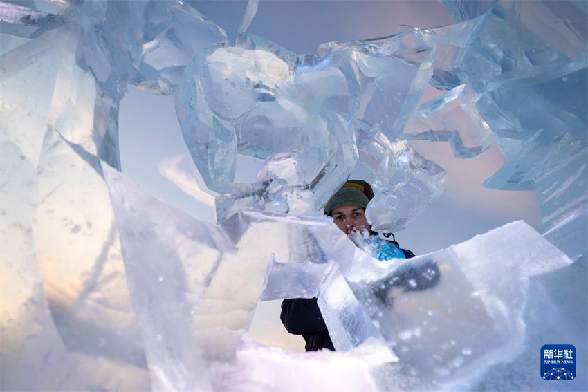 Он екі елдің мұз мүсіншілері «Мұз қаласында» шеберліктерін көрсетті