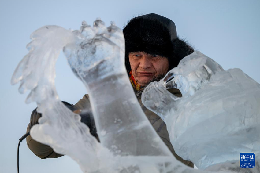 Он екі елдің мұз мүсіншілері «Мұз қаласында» шеберліктерін көрсетті