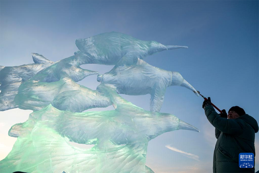 Он екі елдің мұз мүсіншілері «Мұз қаласында» шеберліктерін көрсетті