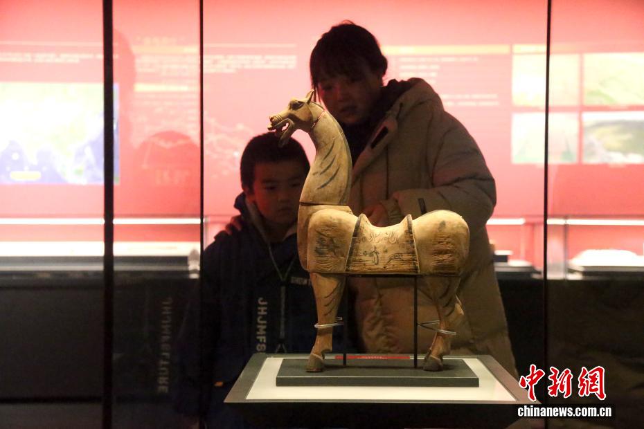 Цинхай өлкесі мұражайының жылқыға қатысты мәдени жәдігерлері туристерді баурады