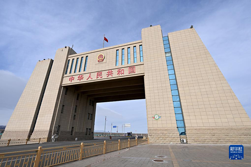 Шыңжаңның Алашанькоу теміржол портының жүк тасымал көлемі 2025 жылы шамамен 18 миллион тоннаға жетіп, жаңа рекорд орнатты