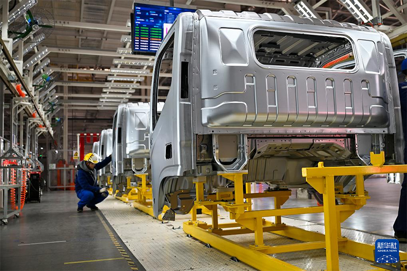 2025 жылы Қытайда жаңа энергетикалық көліктердің өндірісі мен сатылымы екі есеге артып, 16 миллионнан асты