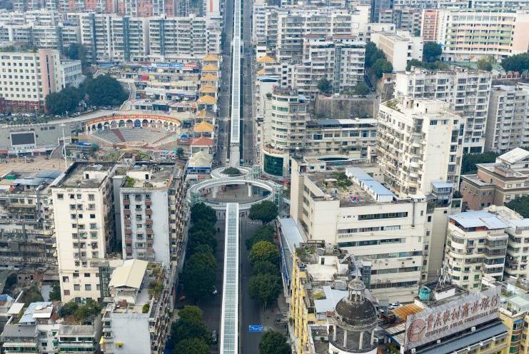 Чунциннің Ушань ауданында 240 метрден астам тік эскалатор салынды