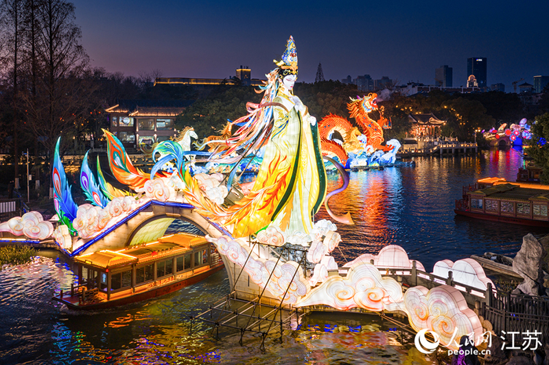 Цзянсу өлкесінің Нанкин қаласында Циньхуай шам фестивалі қысқы түнді нұрландырды