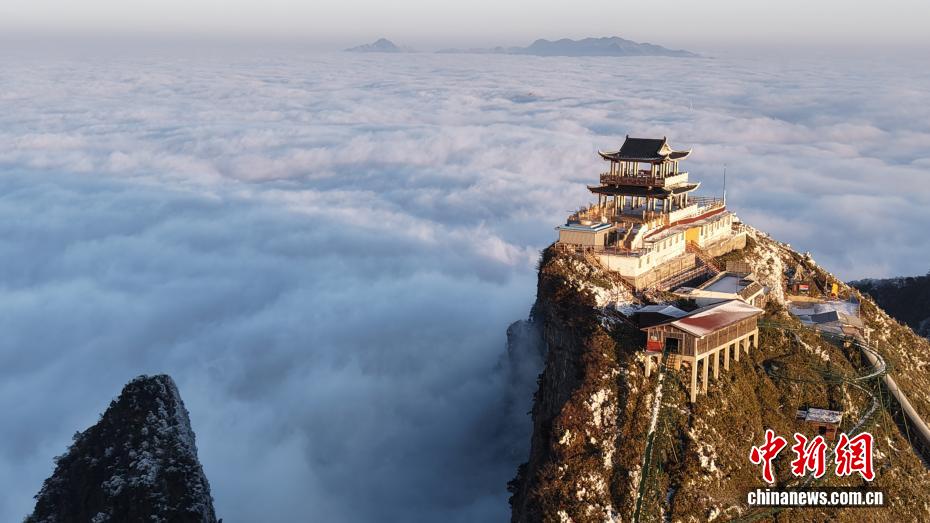 Сычуаньның Ваньюань қаласындағы Батай тауының көркем көрінісі