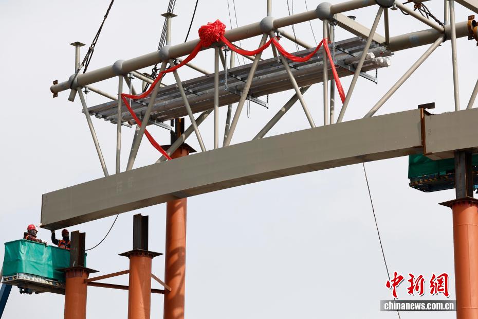 Шанхай Пудун халықаралық әуежайының кеңейту жобасы аясында халықаралық бас ғимараттың болат төбесі толығымен көтерілді