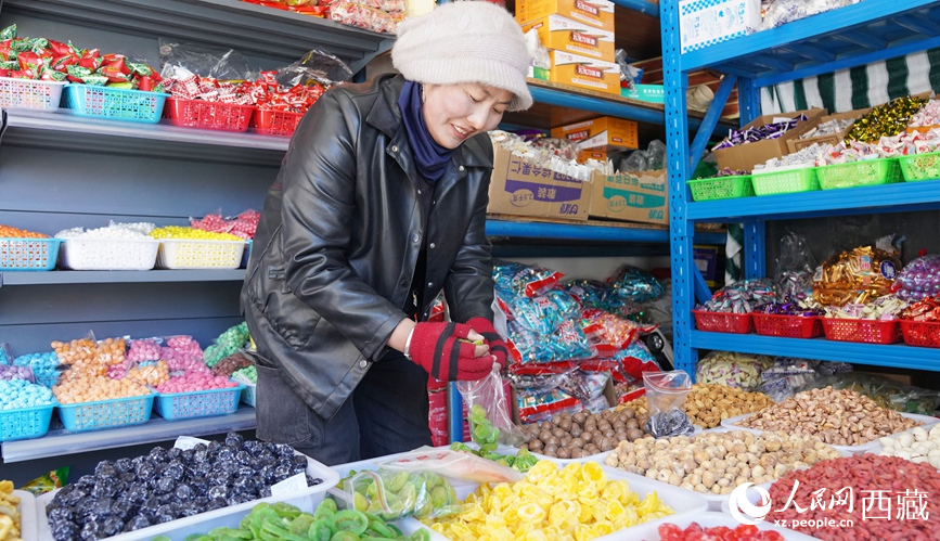 Майжокунгар, Сицзан: мерекелік тауарлар базарындағы шат күлкі