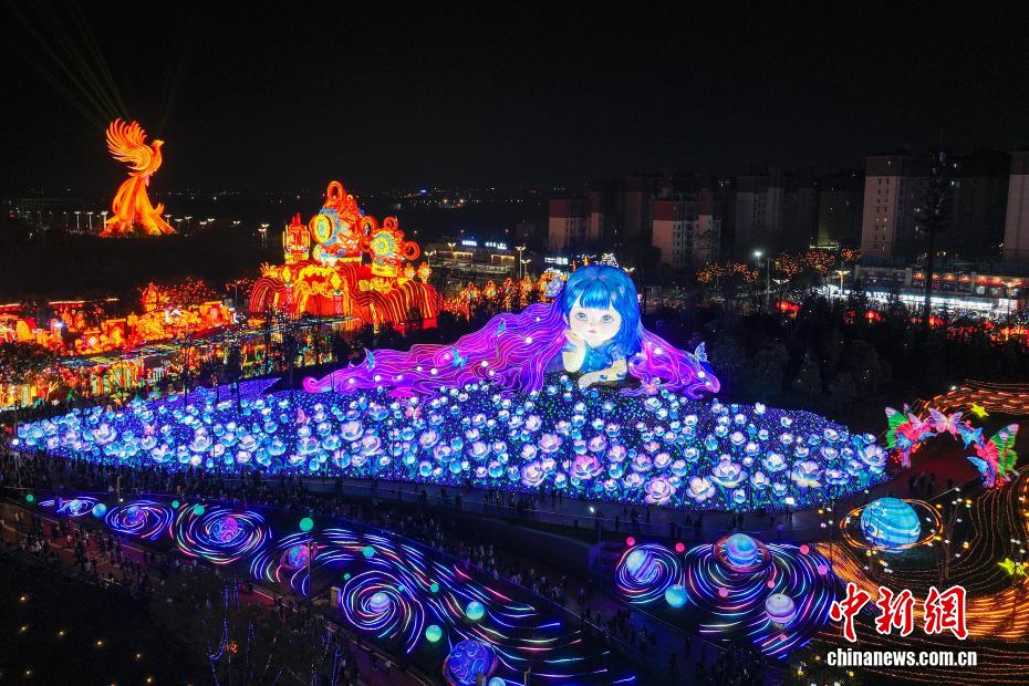 32-інші Цзыгун халықаралық динозавр шамдары фестивалі төңіректі нұрландырды