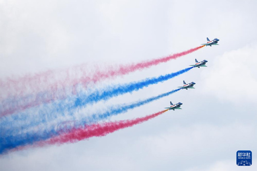 Қытай Әскери-әуе күштерінің Ба-и ұшудан өнер көрсету ұжымы Сингапурдың 10-ыншы әуе көрмесінде