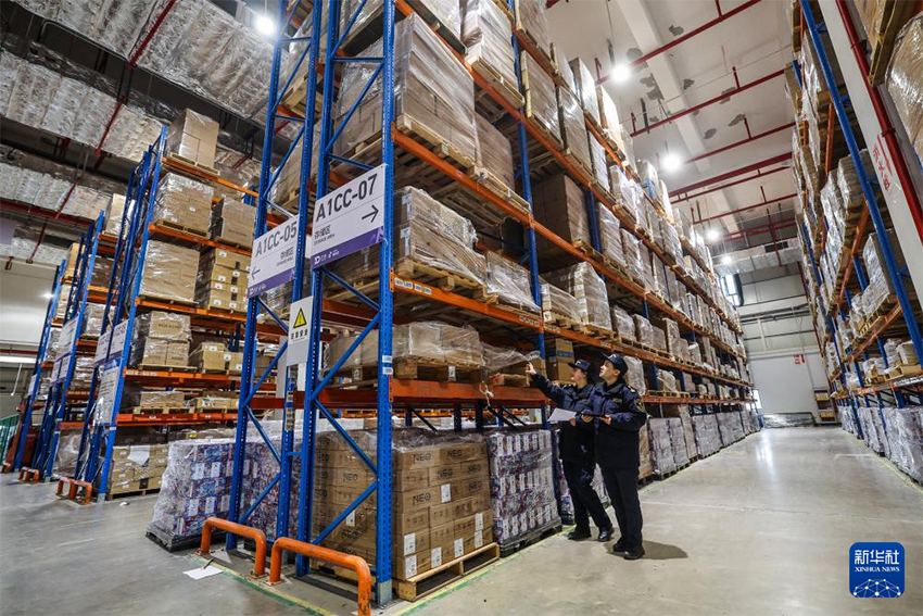 Иу, Чжэцзян: «Болат түйе керуенмен» келген шетелдік жаңа жылдық тауарлар