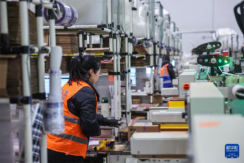 Иу, Чжэцзян: «Болат түйе керуенмен» келген шетелдік жаңа жылдық тауарлар