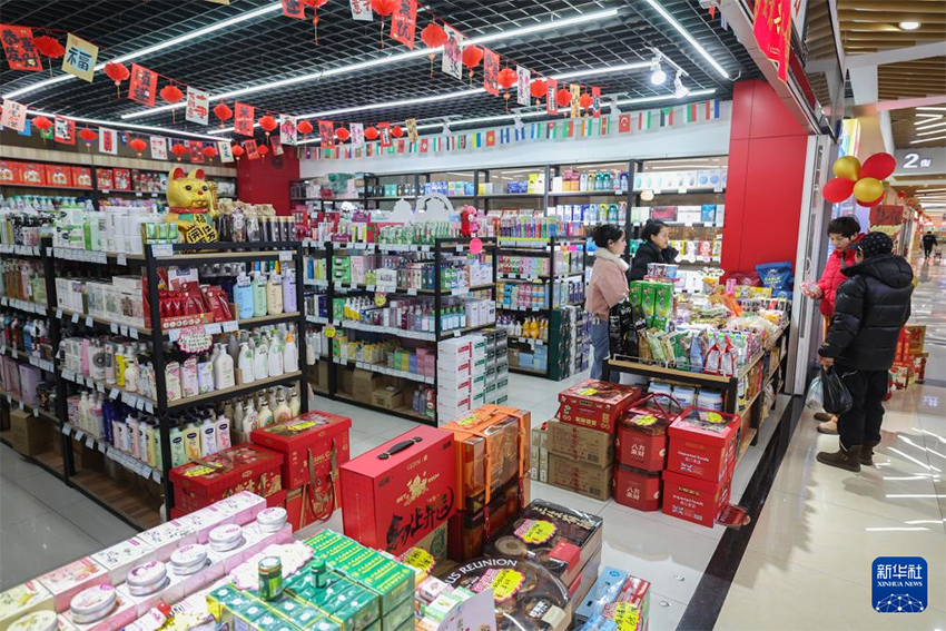 Иу, Чжэцзян: «Болат түйе керуенмен» келген шетелдік жаңа жылдық тауарлар