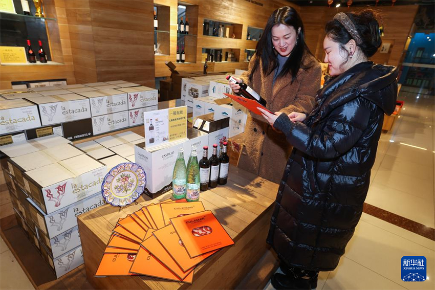 Иу, Чжэцзян: «Болат түйе керуенмен» келген шетелдік жаңа жылдық тауарлар