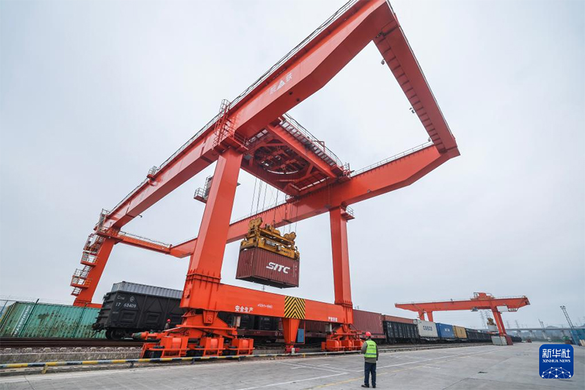 Иу, Чжэцзян: «Болат түйе керуенмен» келген шетелдік жаңа жылдық тауарлар