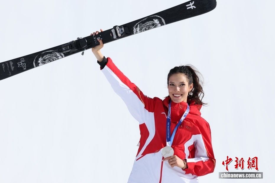 Милан қысқы Олимпиадасы Гу Айлин фристайл шаңғы тебуден әйелдер арасындағы көлбеу кедергілер дағдыларында күміс медаль жеңіп алды