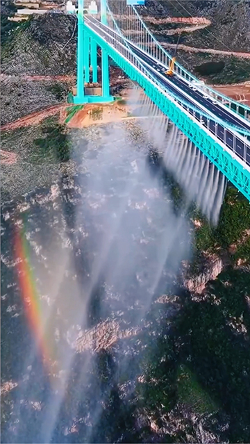 Гуйчжоудың Хуацзян шатқалы көпіріндегі су пердесі желі қолданушыларын таң қалдырады