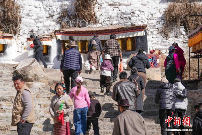 Тибет Жаңа жылында Сицзандағы Дрепунг ғибадатханасы туристерге толды