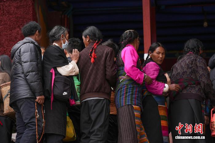 Тибет Жаңа жылында Сицзандағы Дрепунг ғибадатханасы туристерге толды