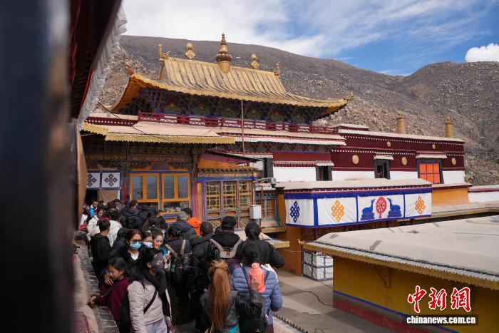 Тибет Жаңа жылында Сицзандағы Дрепунг ғибадатханасы туристерге толды