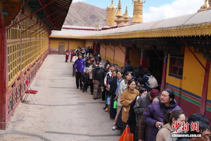 Тибет Жаңа жылында Сицзандағы Дрепунг ғибадатханасы туристерге толды