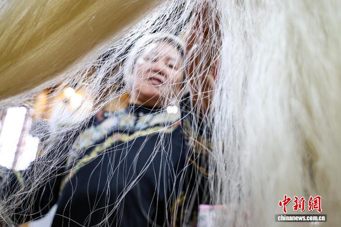 Қытай кестесінің «тірі қазынасы» –  Шуй ұлтының жылқы құйрығы кестесі
