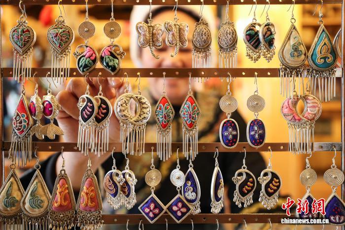 Қытай кестесінің «тірі қазынасы» –  Шуй ұлтының жылқы құйрығы кестесі