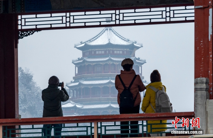 Бейжіңде қар жауып, Ихэюань бақшасында туристер көбейді