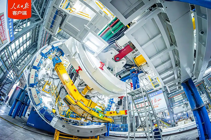 Қытайдың өте үлкен диаметрлі отандық қалқанды бұрғылау машинасы «Фэньцзихао» сәтті шығарылды