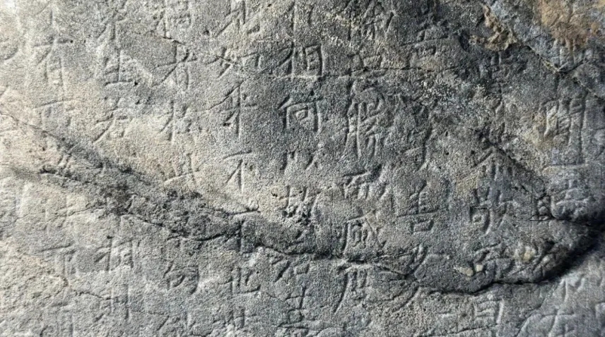 Лунмэнь үңгірлерінен тасқа ойылған Будда жазбалары табылды