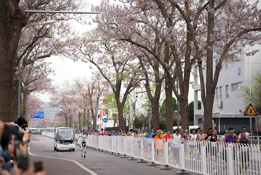 2026 Бейжің Ичжуан адам тәрізді роботтардың жартылай марафоны өтті
