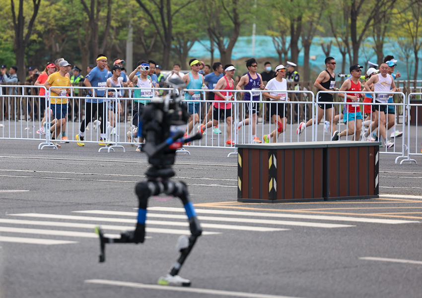 2026 Бейжің Ичжуан адам тәрізді роботтардың жартылай марафоны өтті