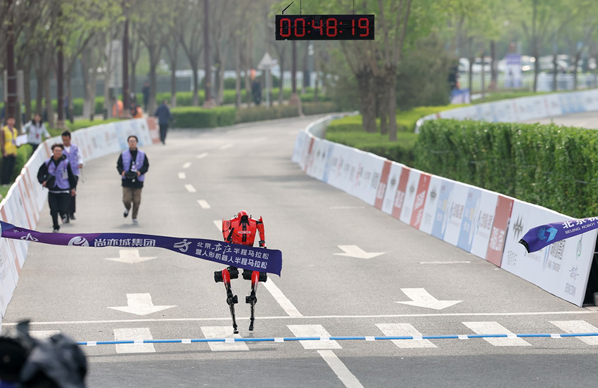 2026 Бейжің Ичжуан адам тәрізді роботтардың жартылай марафоны өтті