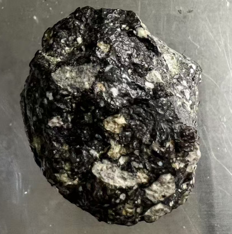 Қытайдан табылған алғашқы Ай метеориті маңызды жаңалықтар ашты