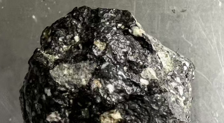 Қытайдан табылған алғашқы Ай метеориті маңызды жаңалықтар ашты