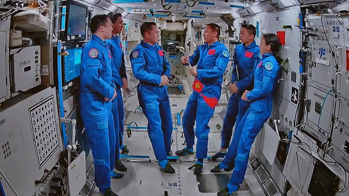 «Шэньчжоу-21» мен «Шэньчжоу-23» экипаждары орбитада кезекшілікті тапсырды