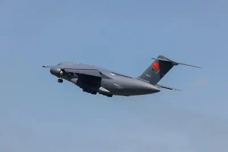 Y-20B әскери көлік ұшағы ұшқыш курсанттарды оқуға жеткізді