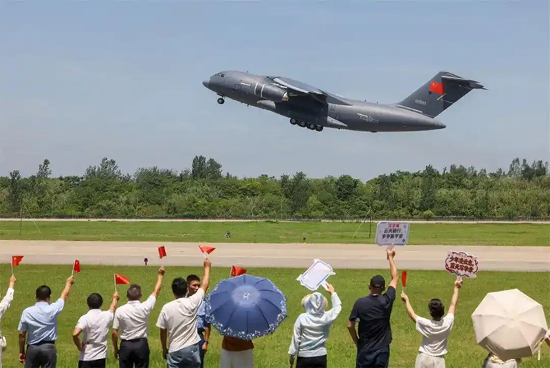 Y-20B әскери көлік ұшағы ұшқыш курсанттарды оқуға жеткізді